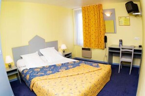 Desk, blackout drapes, soundproofing, iron/ironing board - Crau Hotel (Arles)