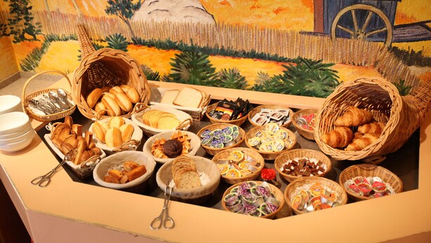 Un bufé con distintos alimentos y cestas.