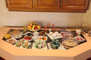 Daily buffet breakfast for a fee - Crau Hotel (Arles)
