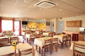 Breakfast and dinner served - Crau Hotel (Arles)