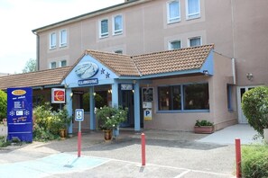 Property entrance - Crau Hotel (Arles)