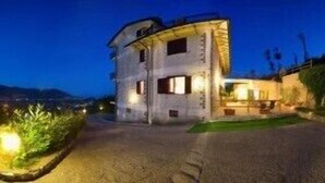 A two-story building with a flat roof and a balcony on the upper floor. - Casa Pendola (Agerola)