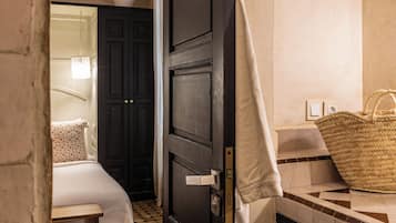Double Room (Alaouite) | Bathroom | Free toiletries, hair dryer, bathrobes, slippers