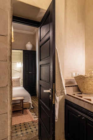 Artículos de tocador gratuitos, secador de pelo, batas, pantuflas