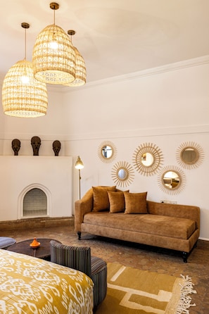 Caja de seguridad en la habitación y tabla de planchar con plancha