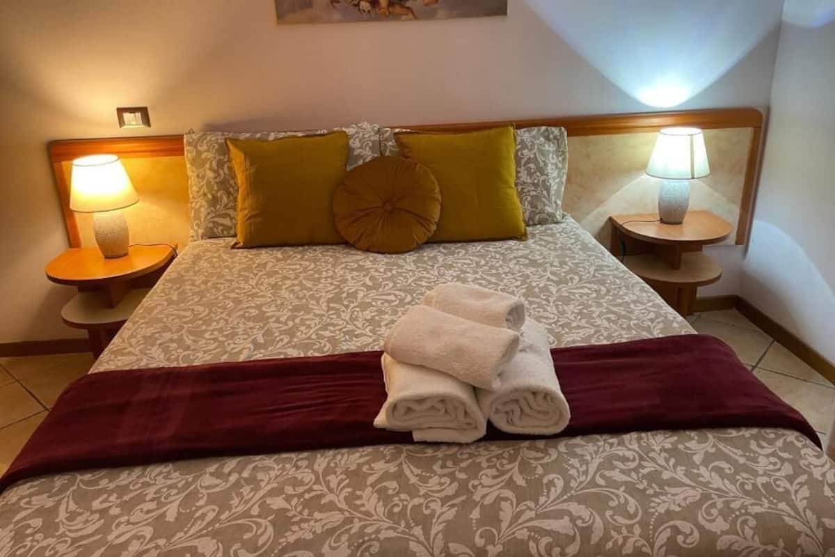 Habitación doble | Caja fuerte, escritorio, tabla de planchar con plancha