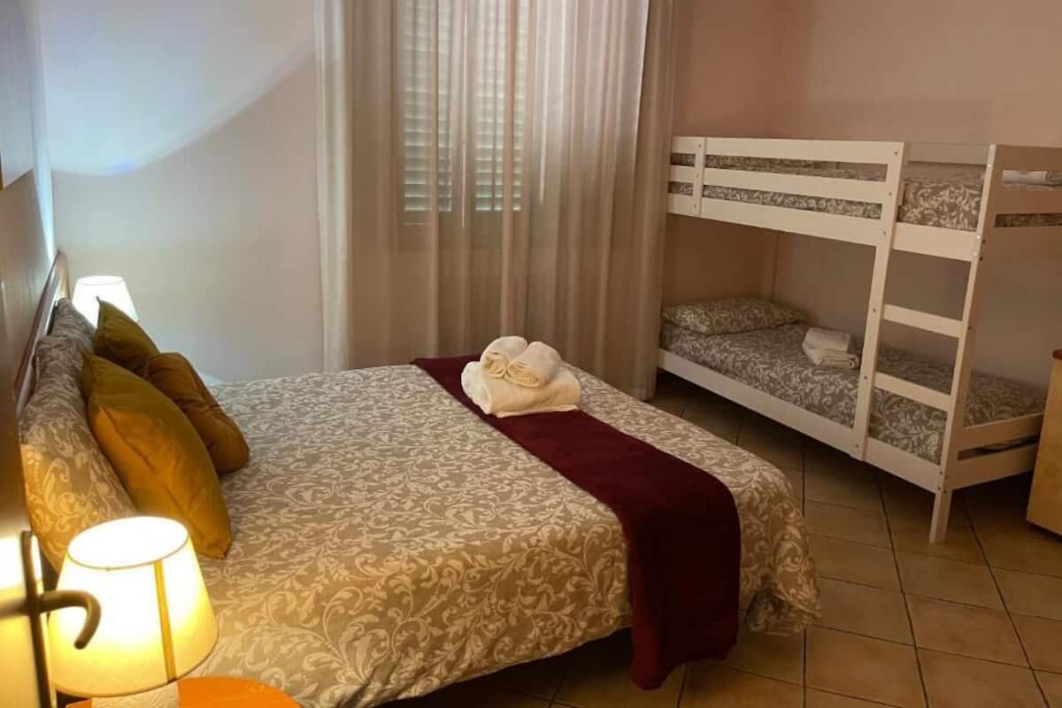 Quadruple Room | Bathroom | Shower, free toiletries, hair dryer, bidet