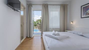 Triple Room, Balcony | Desk, soundproofing, cots/infant beds, free WiFi