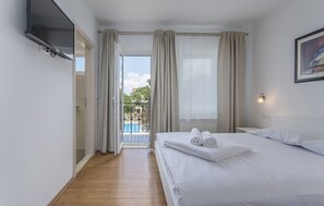 Chambre Triple, balcon | Bureau, chambres insonorisées, lits bébé (en supplément), Wi-Fi gratuit