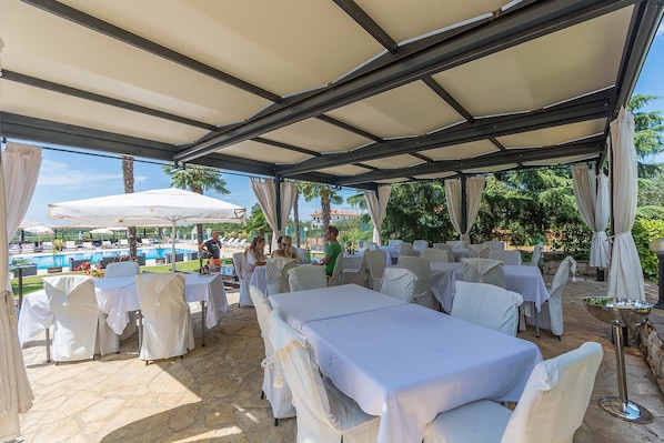 Bar en bord de piscine