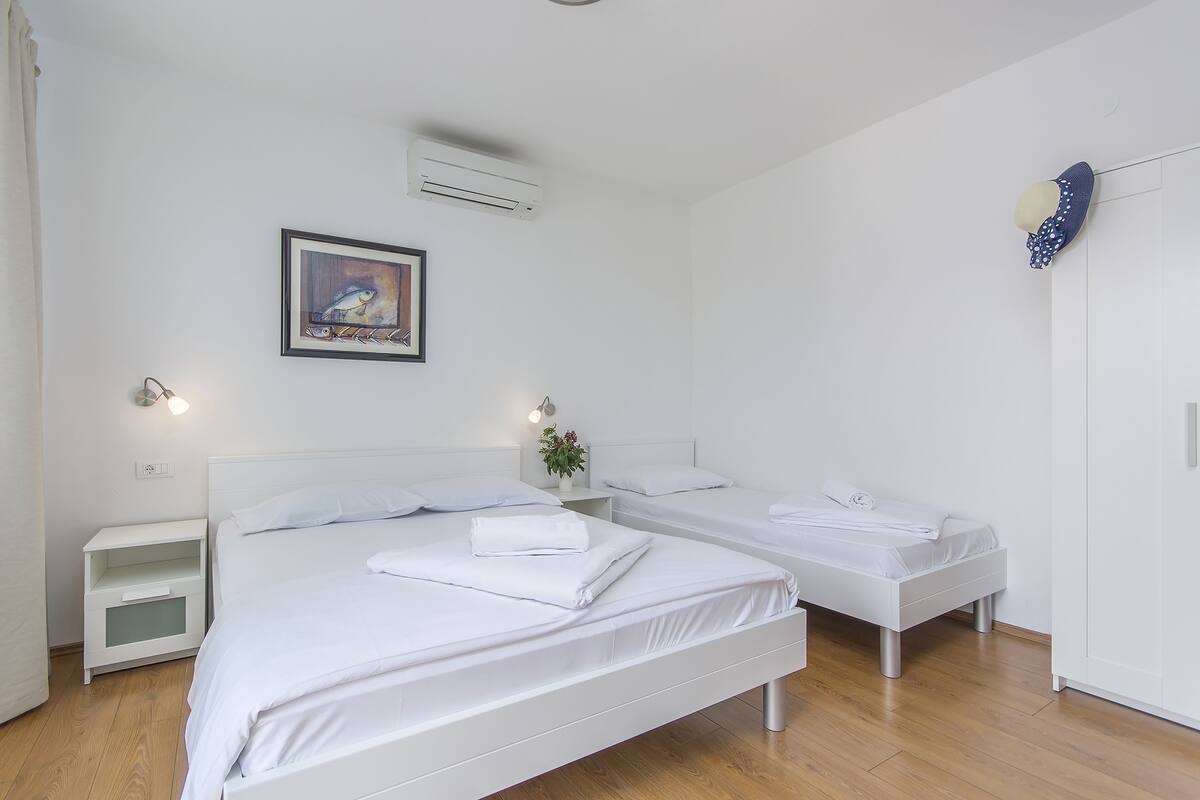 Chambre Triple, balcon | Bureau, chambres insonorisées, lits bébé (en supplément), Wi-Fi gratuit