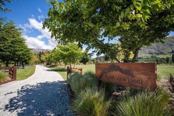 Property entrance - Alpine View Lodge (Wanaka)
