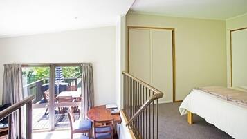 Queen Studio, Ensuite | Iron/ironing board, free WiFi