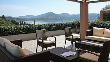 Vila família, 4 quartos, piscina particular (Aktea) | Terraço/pátio