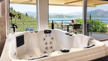 Bungalow Lune de Miel, 1 chambre, bain à remous, vue mer (Lefkothea) | Bain à remous privé