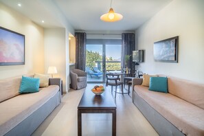 Premium bedding, in-room safe, blackout curtains, soundproofing - Thealos Village (Lefkada)
