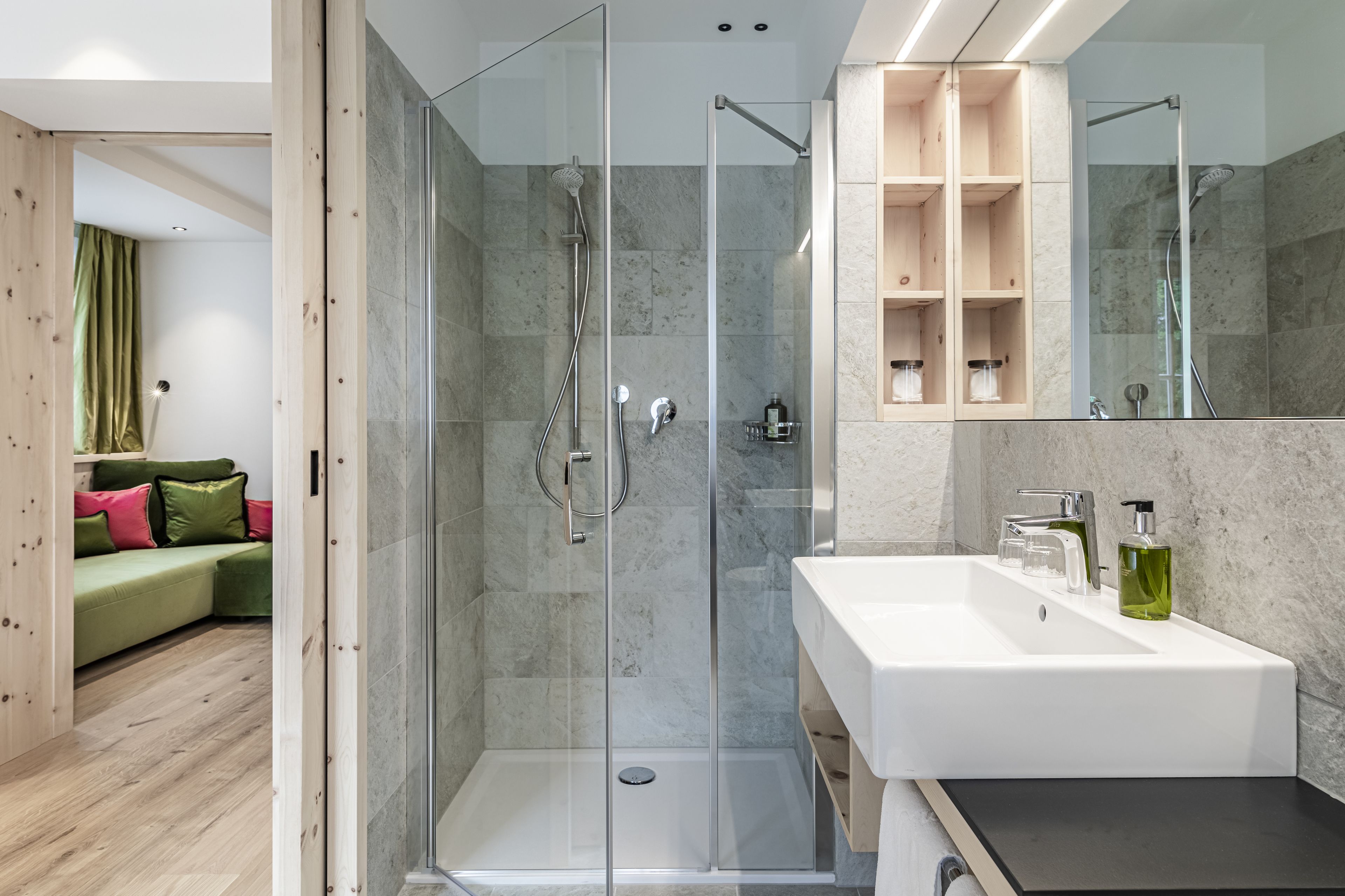 جناح سوبيريور | ملاءات للفراش لا تسبب الحساسية وميني بار وخزنة داخل الغرفة