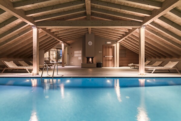 Indoor pool, sun loungers