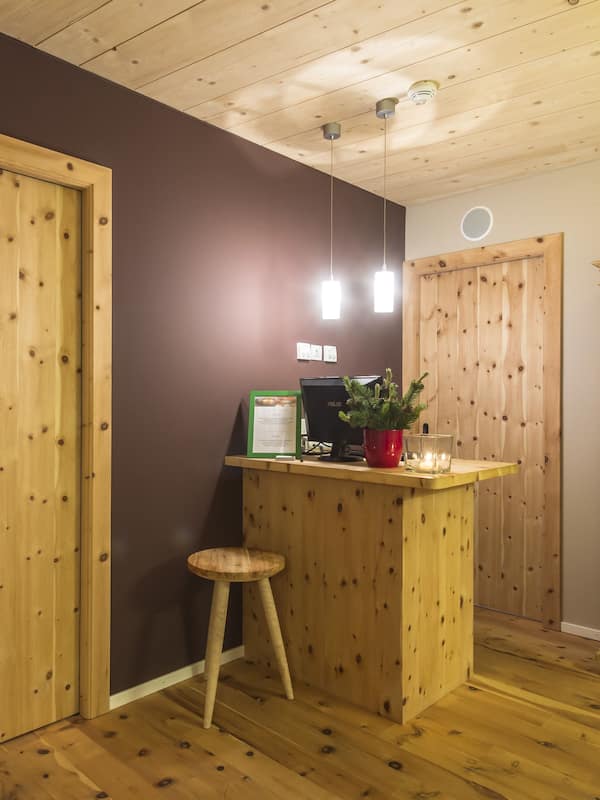 Sauna, hot tub, Turkish bath/hammam, body treatments, hot stone massages