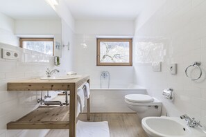 Suite Superior | Bagno | Set di cortesia gratuito, asciugacapelli, accappatoio, bidet
