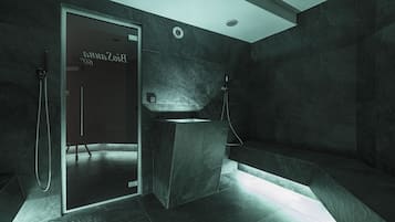 Un sauna, una bañera de hidromasaje, baño turco/hammam