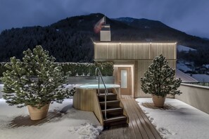 Sauna, hot tub, Turkish bath, body treatments, hot stone massages