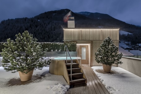 Sauna, hot tub, Turkish bath, body treatments, hot stone massages