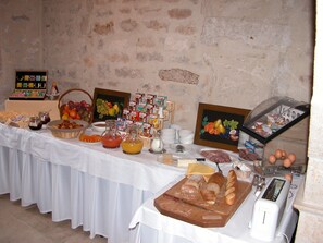Breakfast (EUR 12 per person)