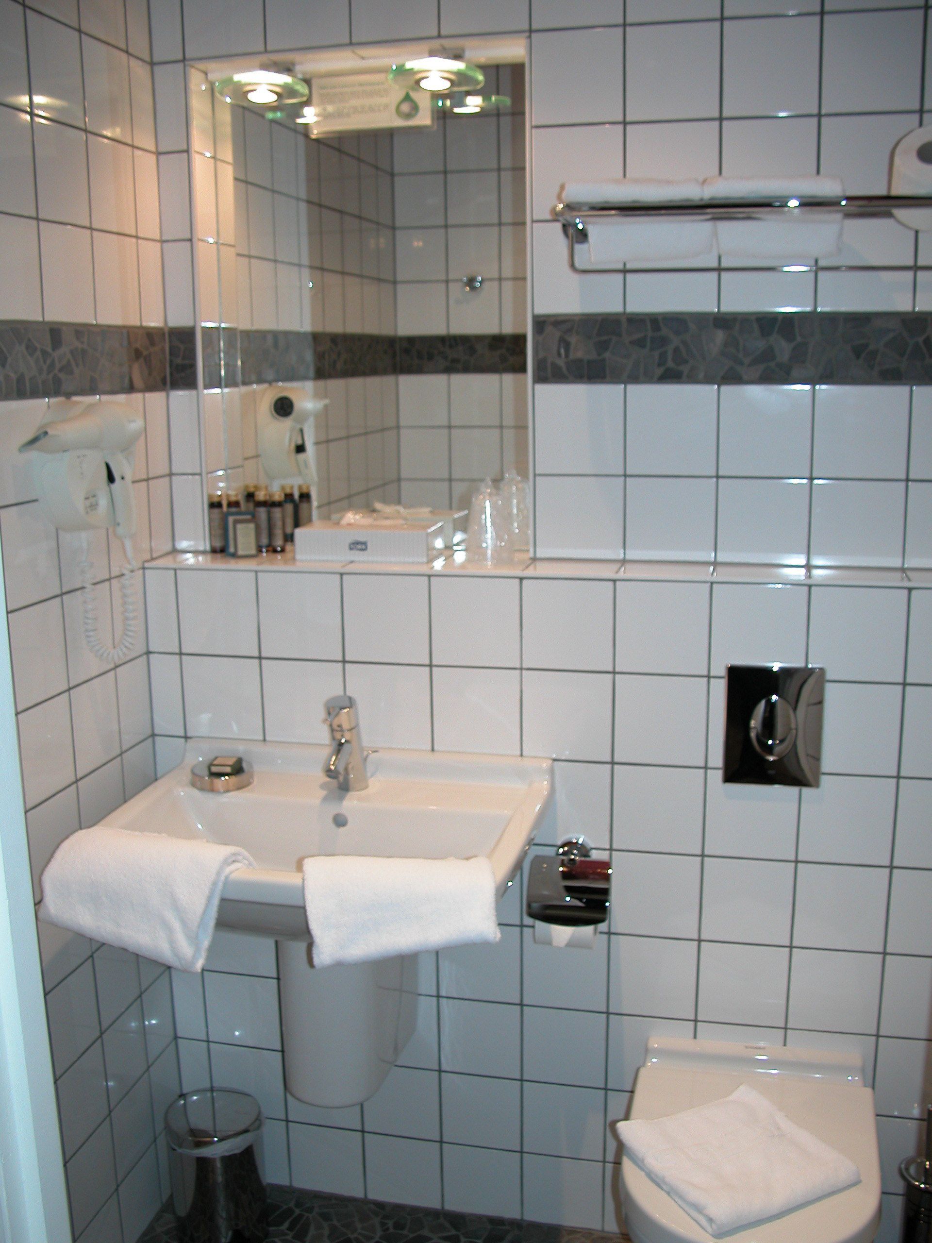 standard double room | bathroom | shower, free toiletries, hair dryer, towels