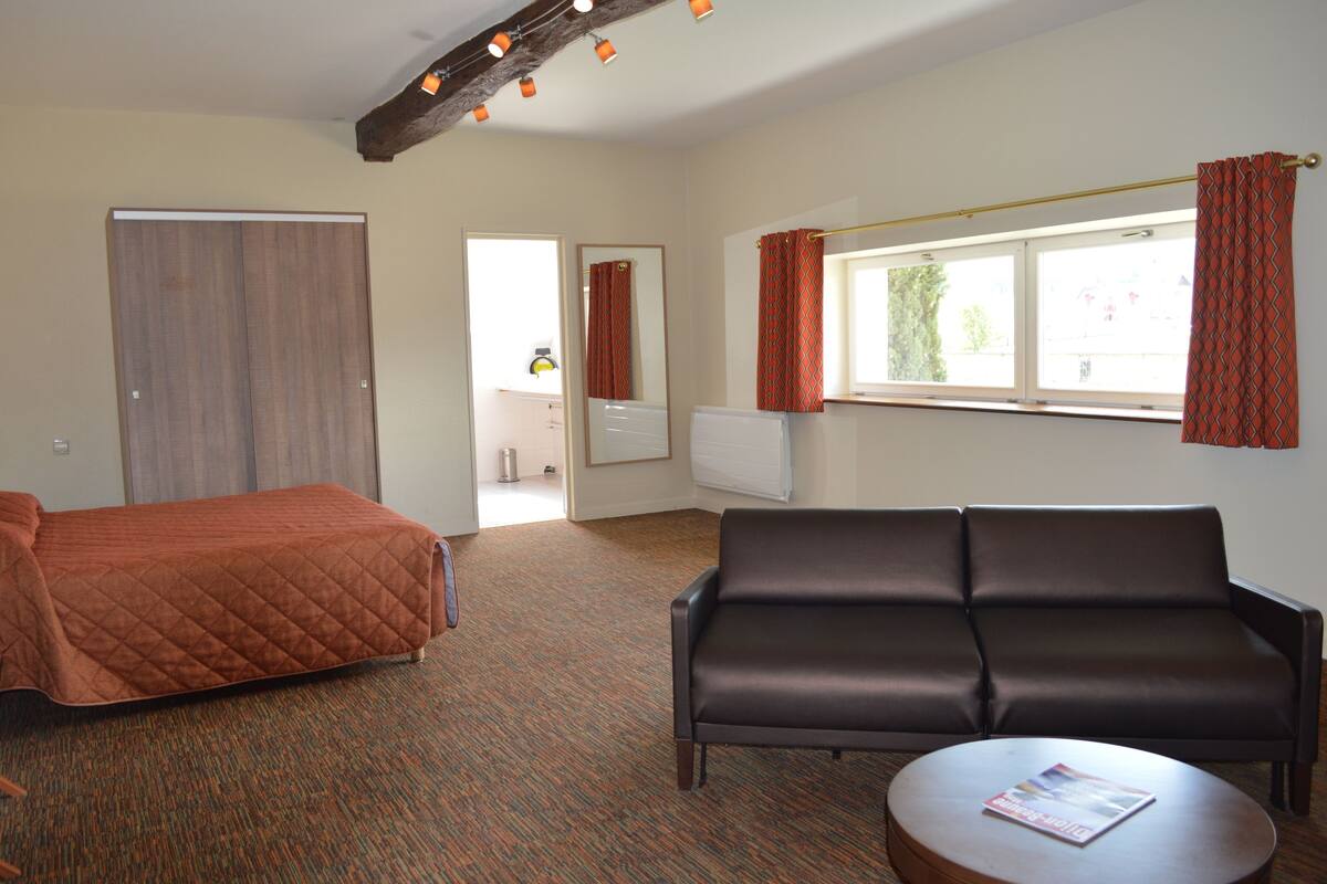 Quarto casal luxo | Frigobar, cortinas blackout, ferros/tábuas de passar roupa