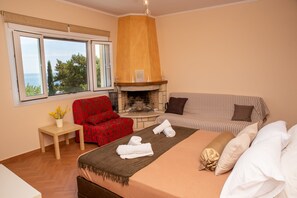 Superior Room, Sea View | Living area