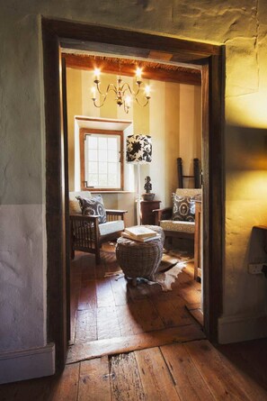 Traditional Single Room, 1 Queen Bed | Living room | Fireplace - Augusta de Mist Country House (Swellendam)