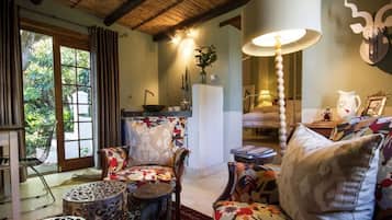 Suite, en el área del jardín (Aloe) | Área de sala de estar | Chimenea