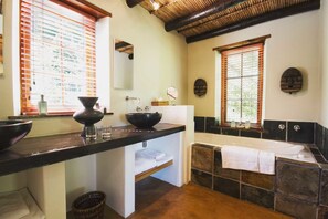 Casa de campo, no jardim (Arum Lilly) | Banheiro | Secador de cabelo, roupões de banho, toalhas de banho, shampoo
