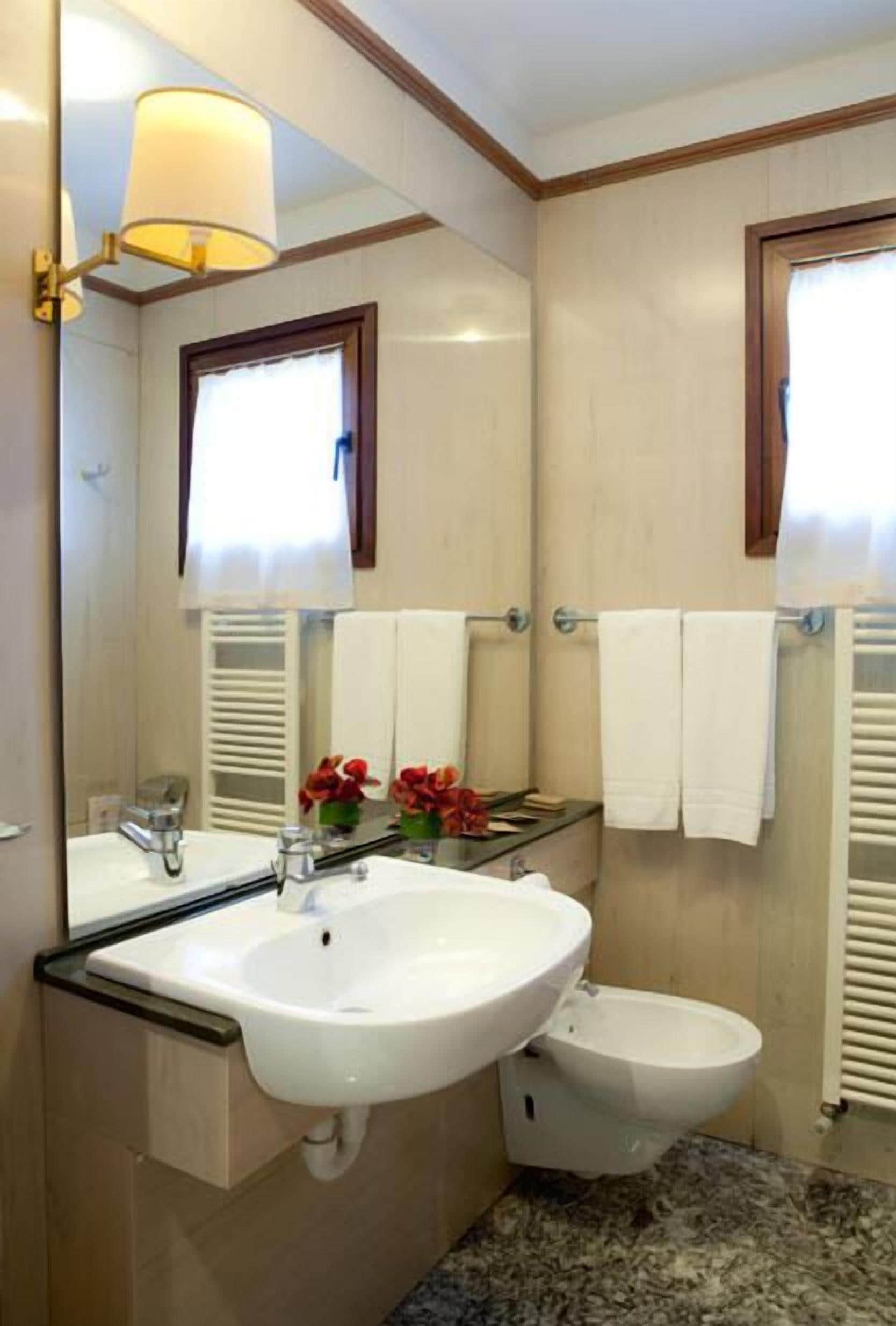 double room | bathroom | free toiletries, hair dryer, slippers, bidet