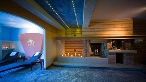 A spa area with massage chairs, a fireplace, and a ceiling with lights. - Hotel Sport Daniel (Pescasseroli)