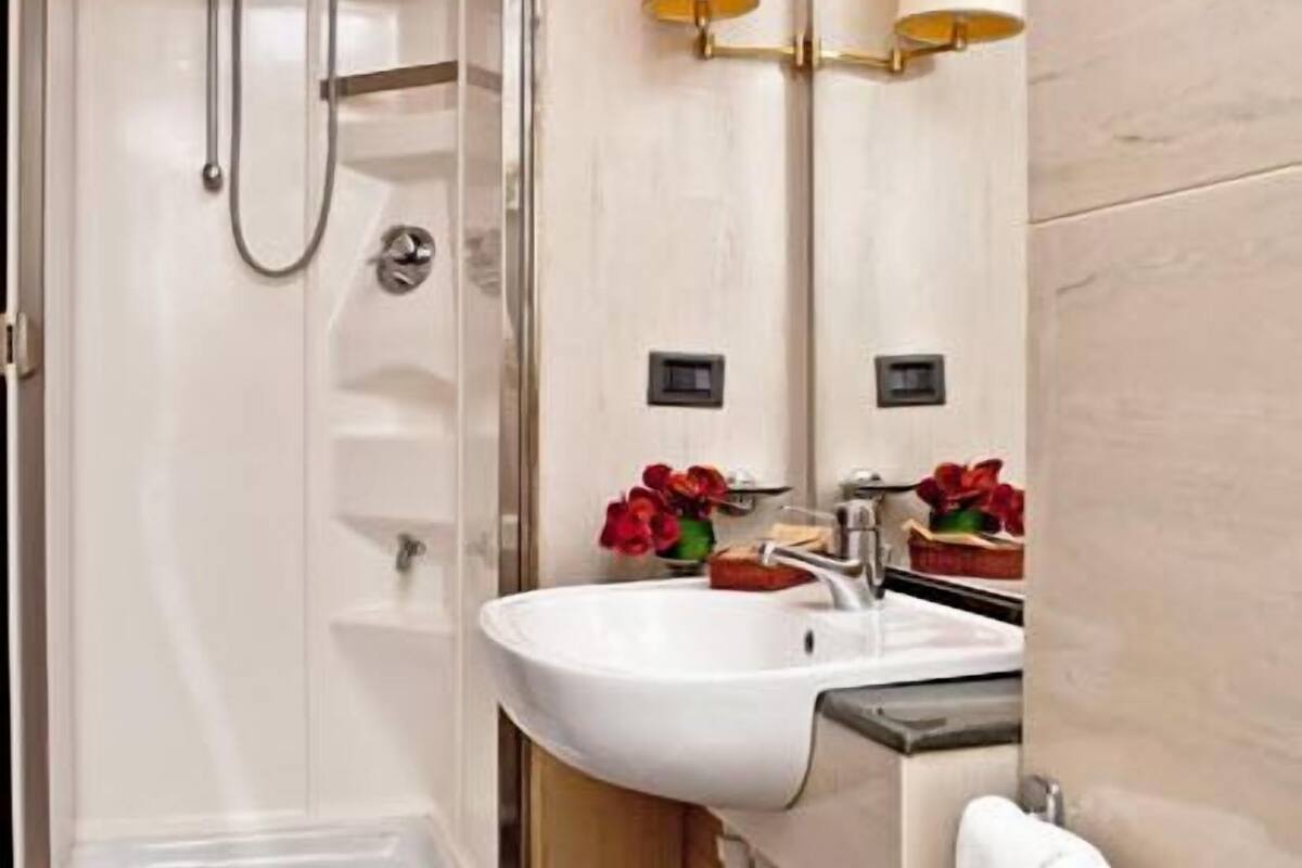 triple room | bathroom | free toiletries, hair dryer, slippers, bidet