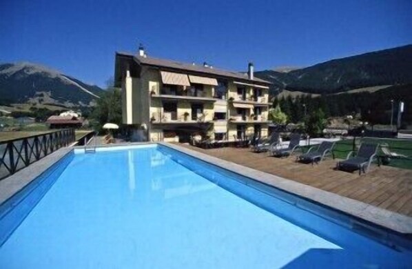 Indoor pool, seasonal outdoor pool, pool loungers