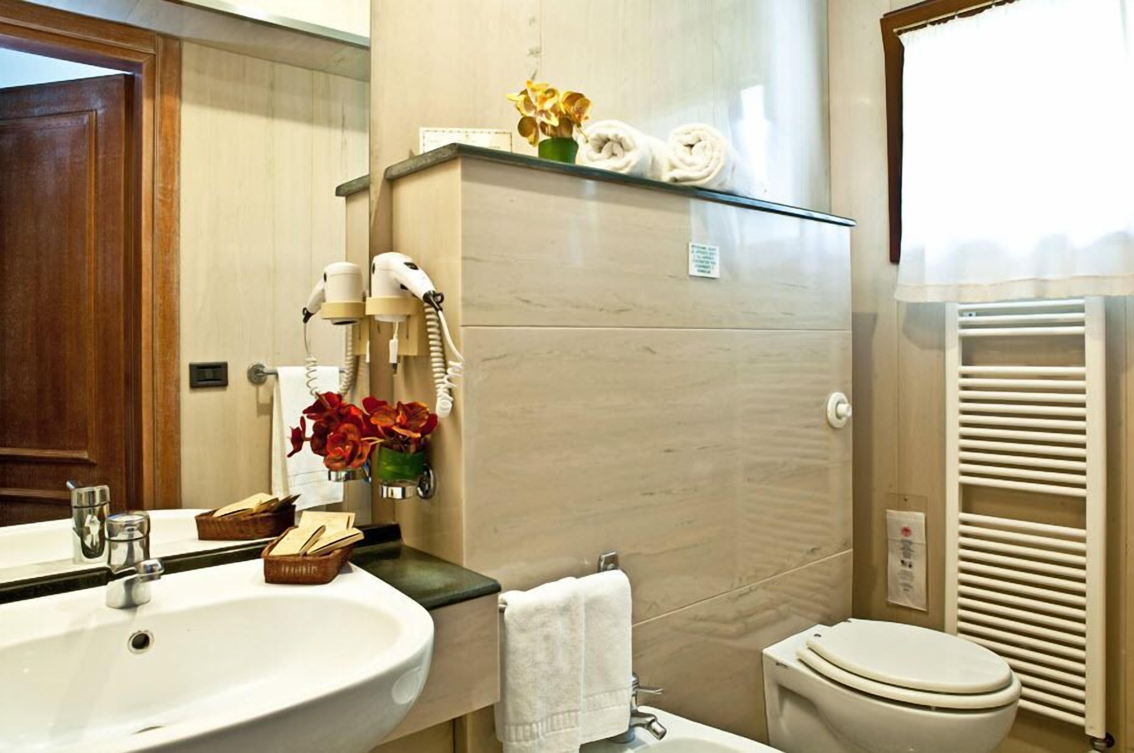 triple room | bathroom | free toiletries, hair dryer, slippers, bidet