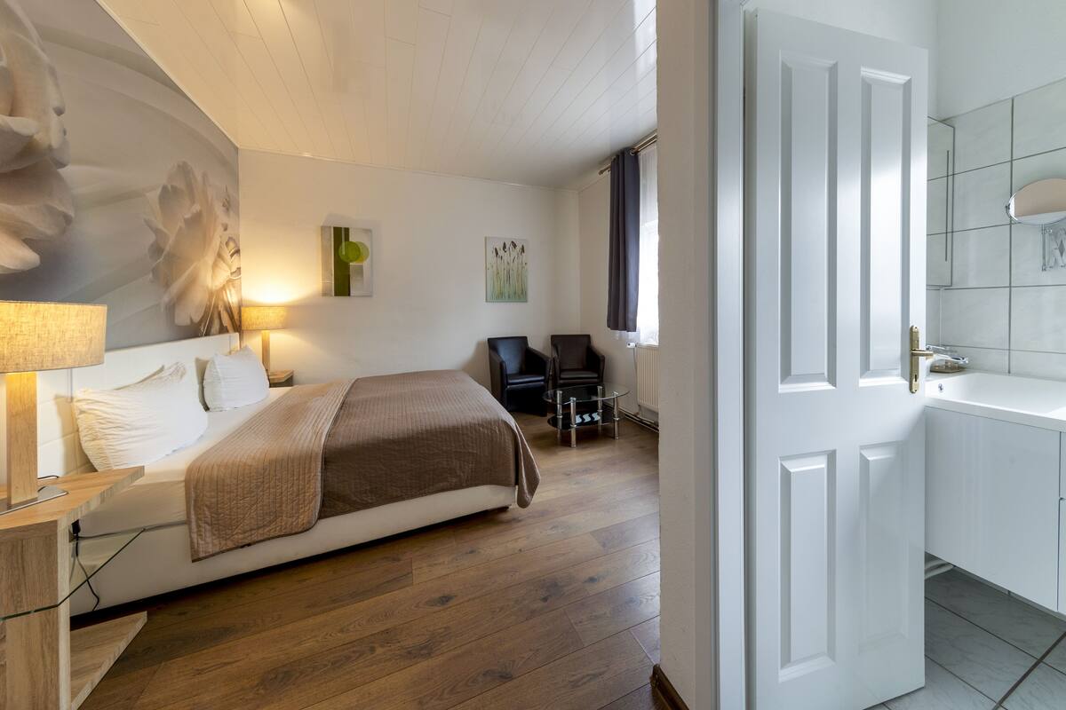 Habitación doble Confort | Escritorio, cortinas blackout y tabla de planchar con plancha 