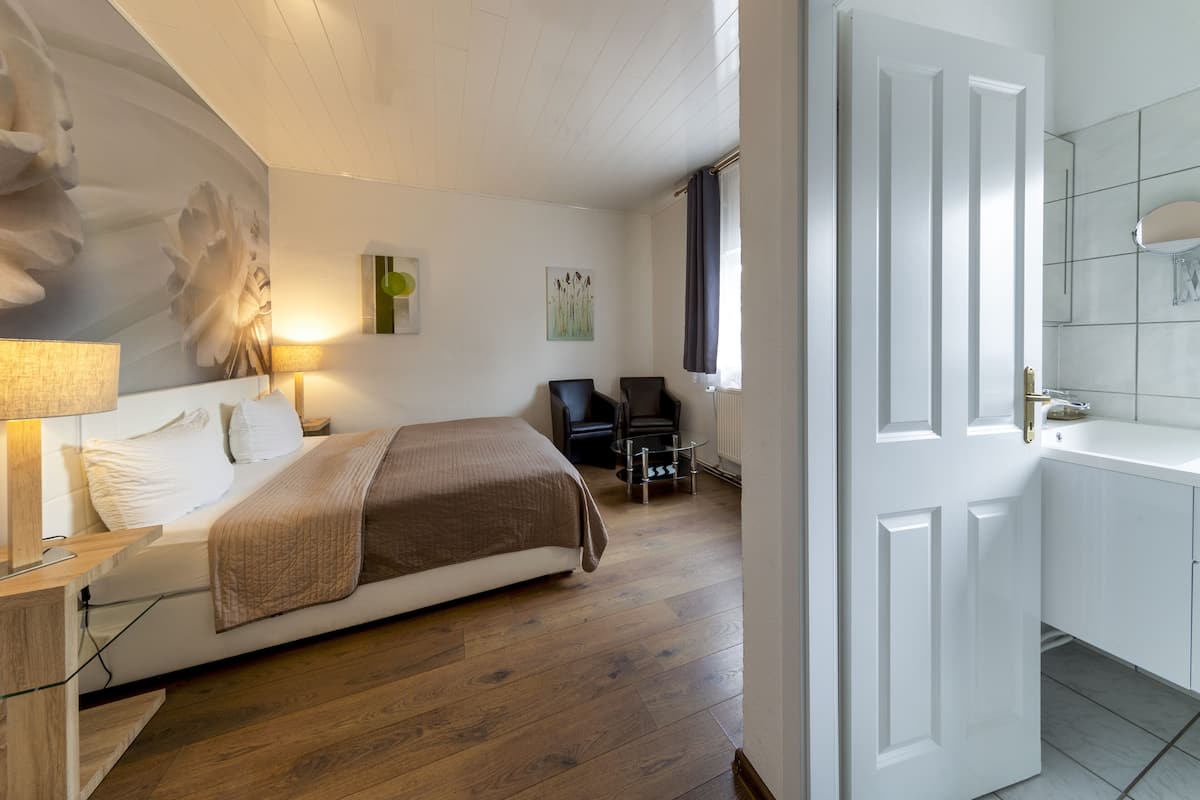 Comfort dubbelrum | 1 sovrum, unika möbler, skrivbord och mörkläggningsgardiner