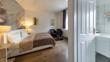 Chambre Double Confort | Ameublement personnalisé, bureau, rideaux occultants