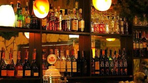 Baari, jonka hyllyt ovat täynnä erilaisia alkoholijuomapulloja.