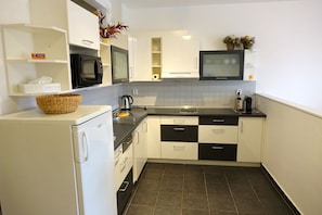 アパートメント バルコニー | 専用簡易キッチン | 大型冷蔵庫、電子レンジ、コンロ、コーヒー / ティーメーカー