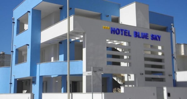 A multi-story hotel with a blue and white facade, labeled "HOTEL BLUE SKY." - Blue Sky Hotel (Melendugno)