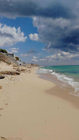 Playa privada en los alrededores . Blue Sky Hotel