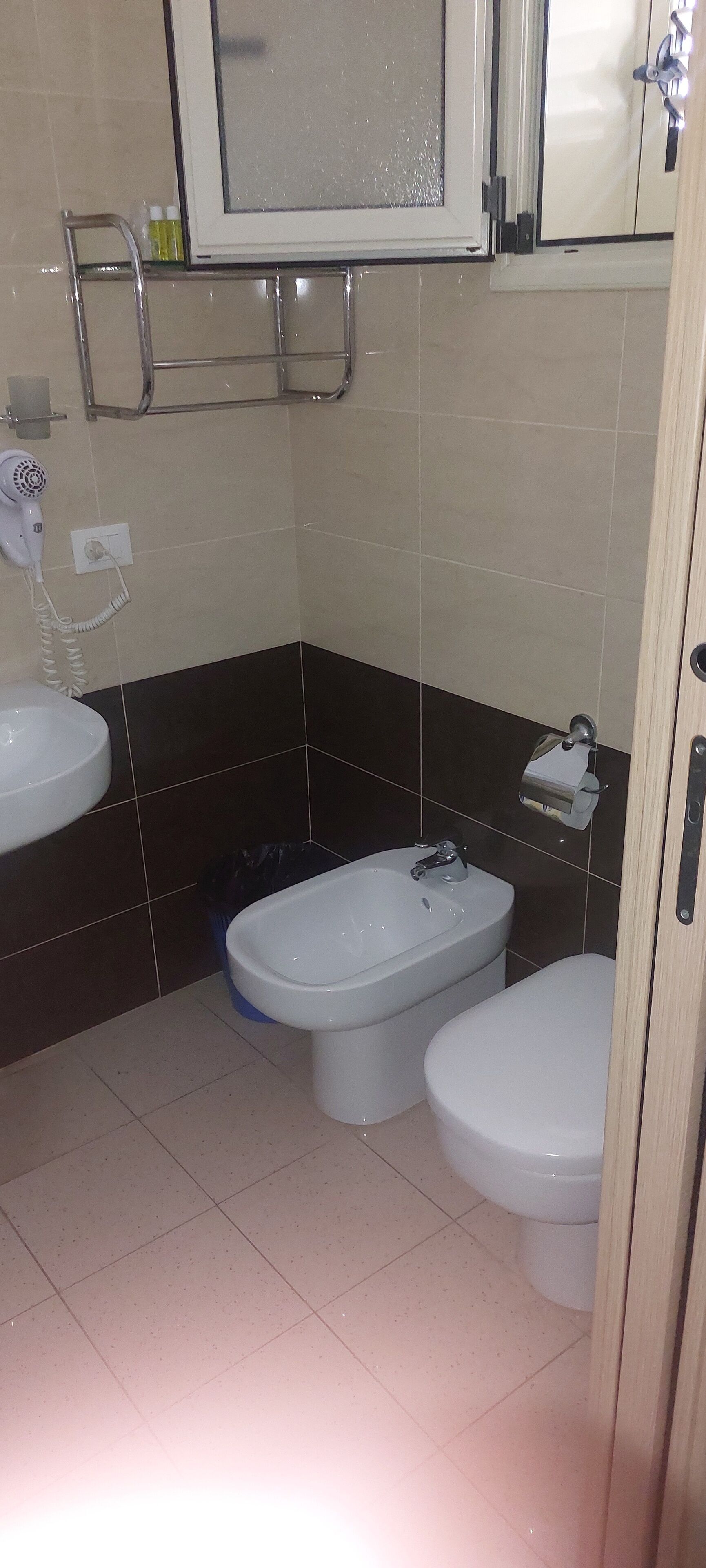economy room, 1 double bed | bathroom | shower, bidet, towels
