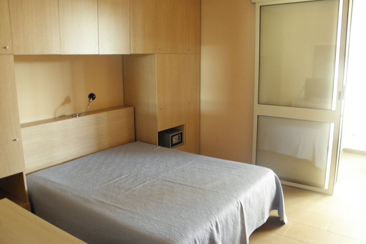 triple room | living area | tv