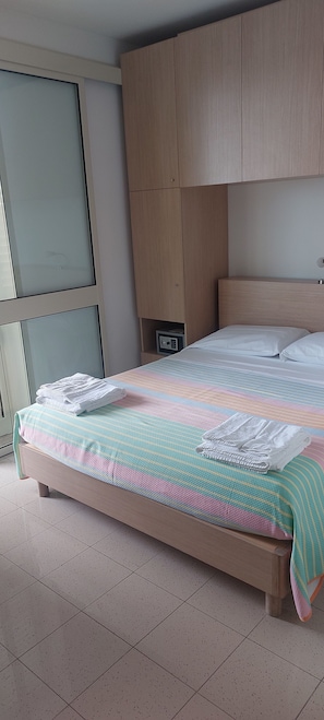 Economy-Zimmer, 1 Doppelbett | Zimmersafe, kostenloses WLAN, Bettwäsche