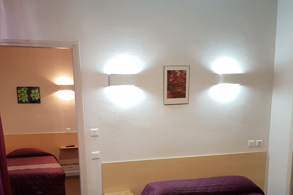 Standard Triple Room | Desk, iron/ironing board, free cribs/infant beds, rollaway beds